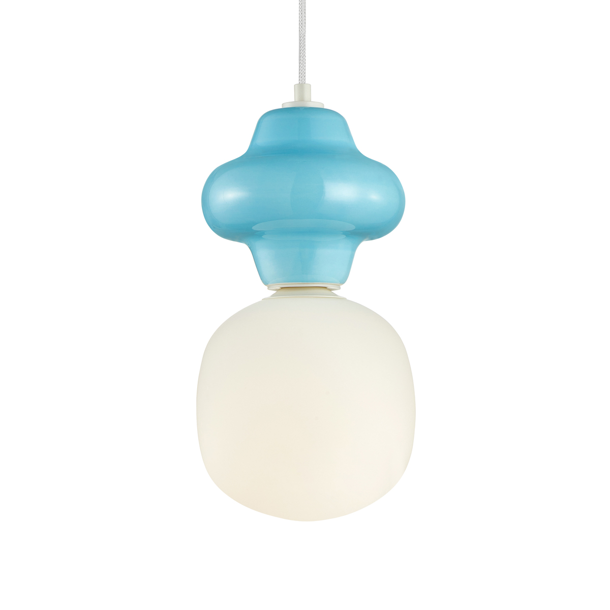 Lampa wisząca Latera D18 z niebieskim, błyszczącym kloszem w kształcie chmurki oraz matowym, okrągłym kloszem w kolorze białym. Zawieszona na białym przewodzie, dedykowana do żarówki E14, prezentuje nowoczesny design.