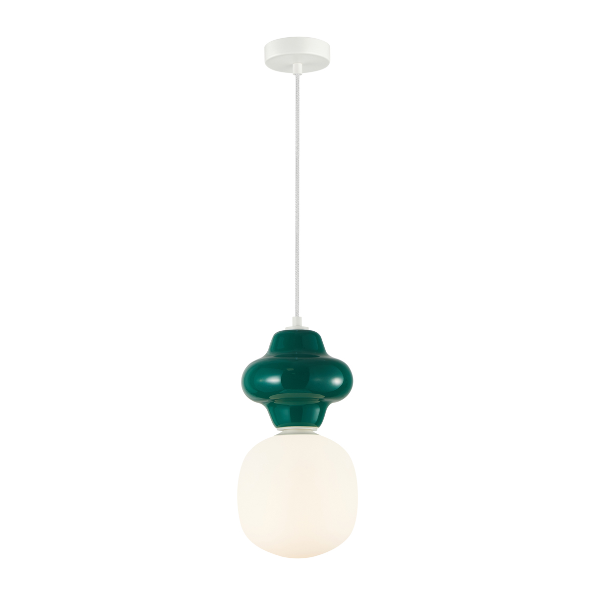 Lampa wisząca Latera D18 z zielonym, połyskującym kloszem w kształcie gruszki oraz białą, okrągłą, matową kulą. Ujęcie frontalne, zawieszona na białym przewodzie z sufitem. Wymaga żarówki E14.