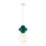 Lampa wisząca Latera D18 z zielonym, połyskującym kloszem w kształcie gruszki oraz białą, okrągłą, matową kulą. Ujęcie frontalne, zawieszona na białym przewodzie z sufitem. Wymaga żarówki E14.