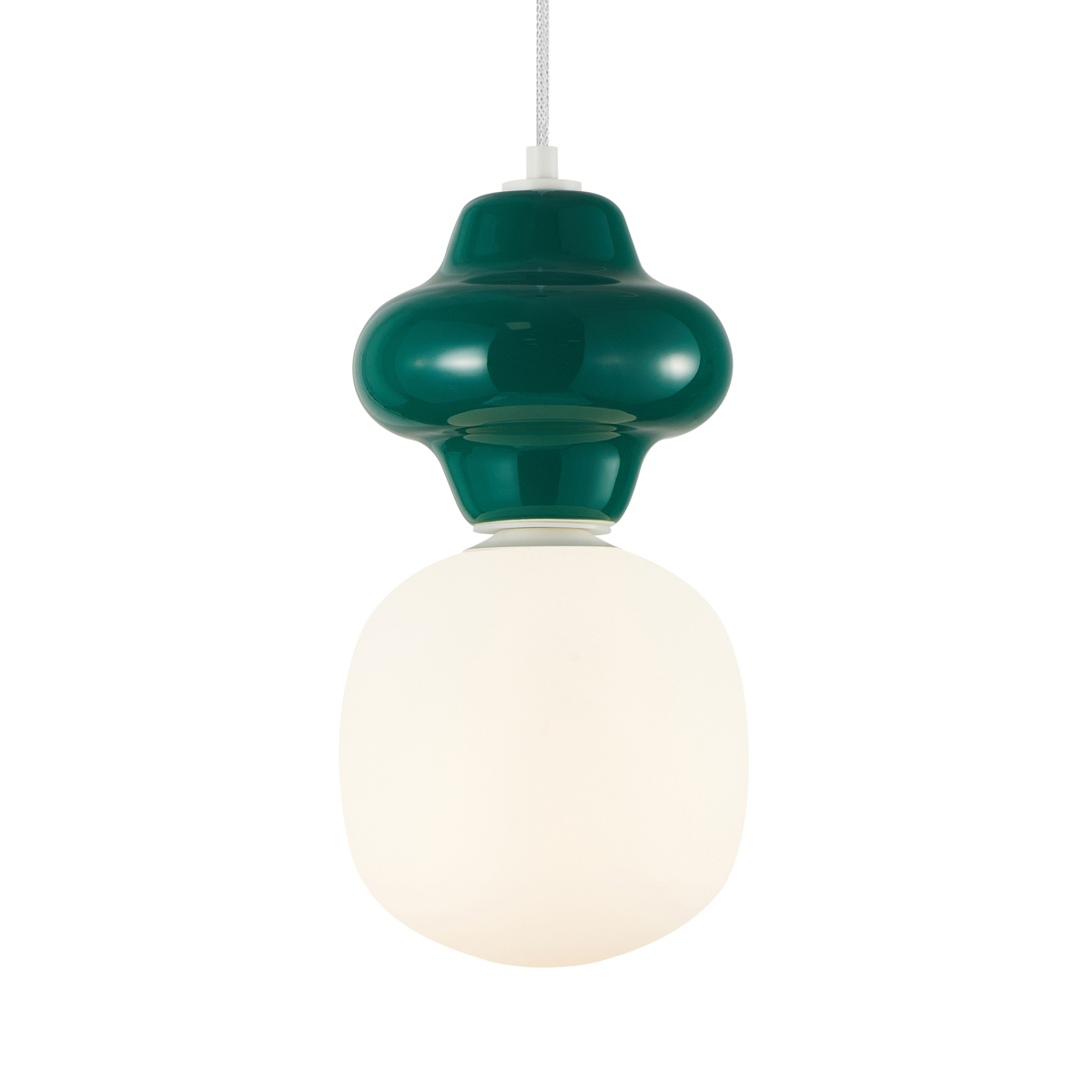 Lampa wisząca Latera D18 w kolorze zielonym z ceramiczną, błyszczącą górną częścią oraz matowym, białym kloszem. Produkt zawiera miejsce na żarówkę E14, wisi na białym przewodzie. Ujęcie frontalne, lampa w pozycji wiszącej.