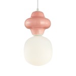 Lampa wisząca Latera D18 z różowym, błyszczącym kloszem w kształcie gruszki oraz białym, okrągłym dolnym elementem. Montowana na cienkim przewodzie, idealna do wnętrz nowoczesnych. Wymaga żarówki E14.