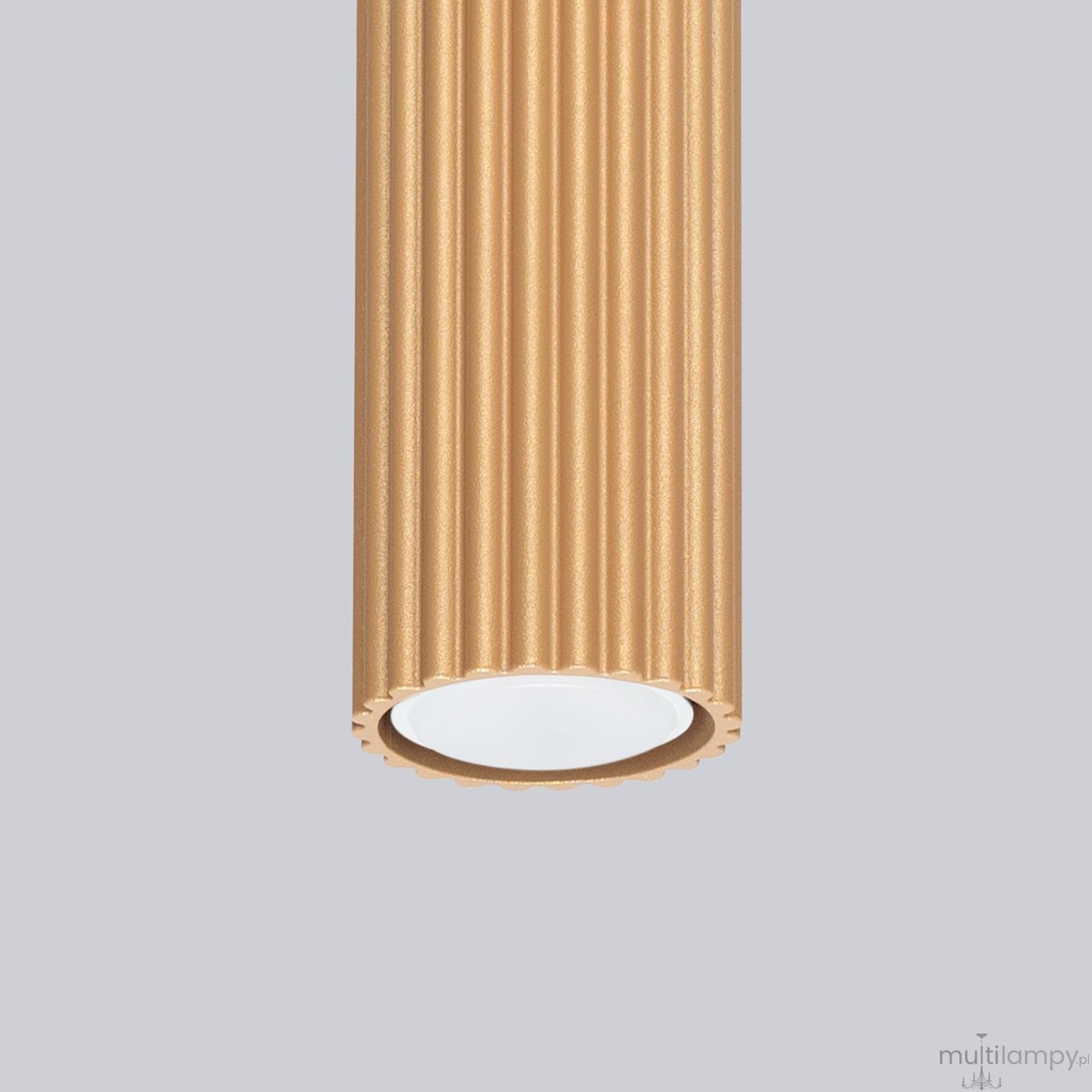 Lampa sufitowa Karbon 10 l o złotym, teksturowanym kloszu w kształcie cylindrycznym, z jedną oprawą GU10. Widoczny jest biały element wewnętrzny. Ujęcie frontalne na jednolitym tle.