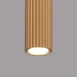 Lampa sufitowa Karbon 10 l z oprawą w kolorze złotym, z fakturą żłobioną, z pojedynczym źródłem światła GU10. Ujęcie zbliżeniowe na dolną część lampy, pokazujące okrągły klosz z białym wnętrzem. Tło w neutralnym szarym kolorze.