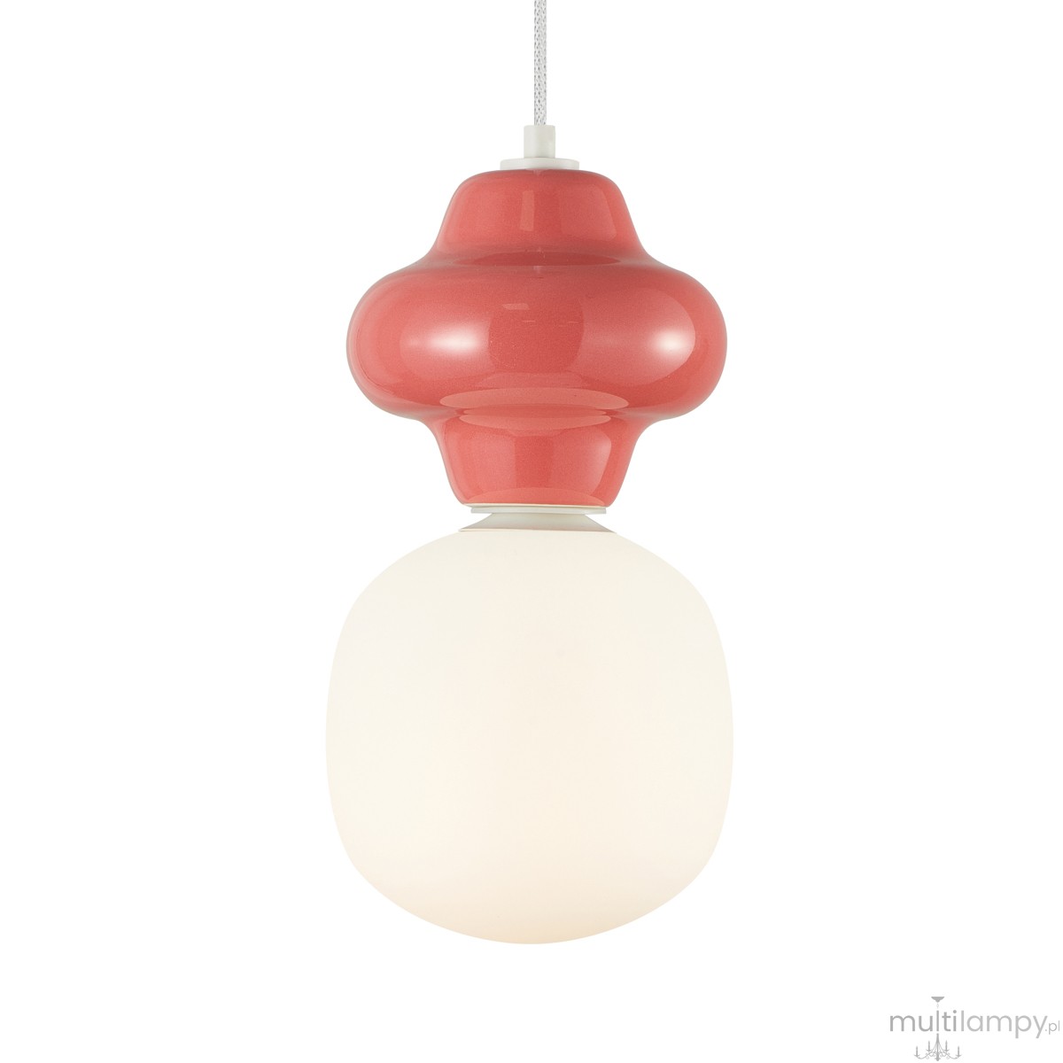 Lampa wisząca Latera D18 w kolorze czerwonym z ceramiczną, błyszczącą górną częścią w kształcie zaokrąglonej figury oraz matową, białą kulistą kloszem. Zawieszona na białym kabelku, przeznaczona dla żarówki E14.