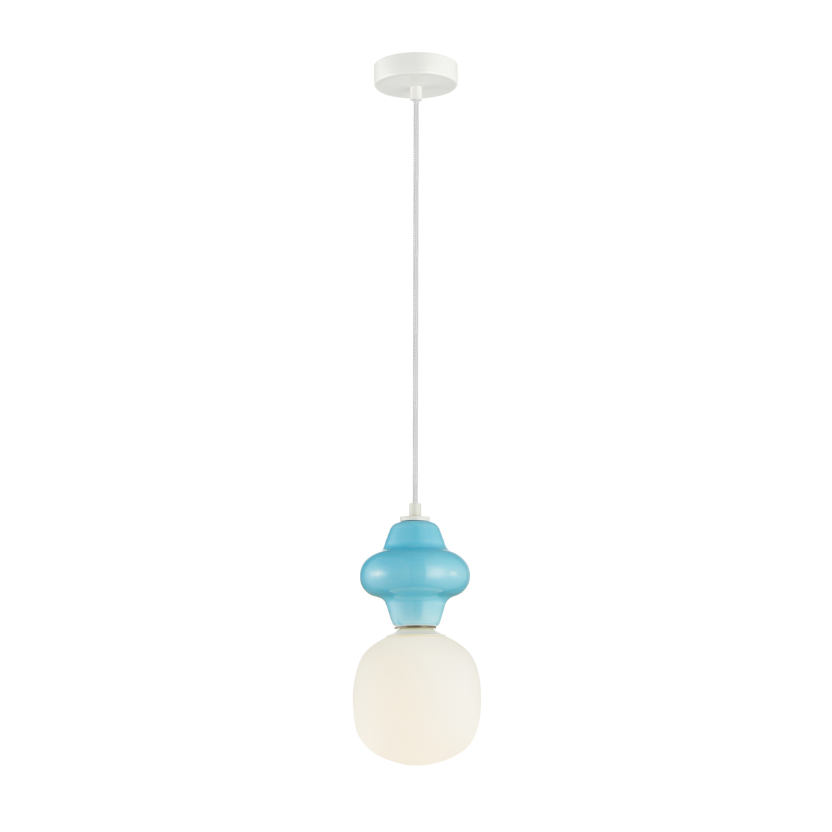 Lampa wisząca Latera D15 w kolorze niebieskim, z podwójną osłoną: górna część w kształcie kulistej czaszy, dolna część biała, okrągła. Zawieszona na białym kablu, przymocowana do okrągłej podstawy sufitowej. Wymaga żarówki E14.