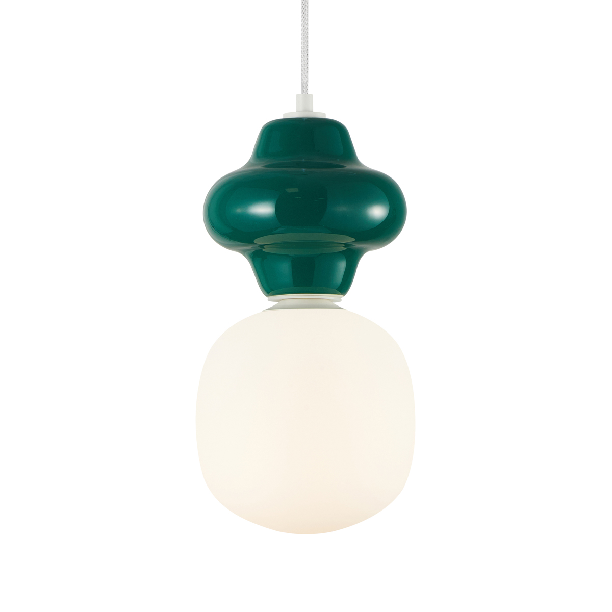 Zielona lampa wisząca Latera D15 z kloszem w kształcie kuli w kolorze białym. Produkt zawieszony na białym przewodzie, z ceramiczną podstawą o zaokrąglonym kształcie. Wymiary i detale konstrukcyjne nie są widoczne.