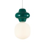 Zielona lampa wisząca Latera D15 z kloszem w kształcie kuli w kolorze białym. Produkt zawieszony na białym przewodzie, z ceramiczną podstawą o zaokrąglonym kształcie. Wymiary i detale konstrukcyjne nie są widoczne.