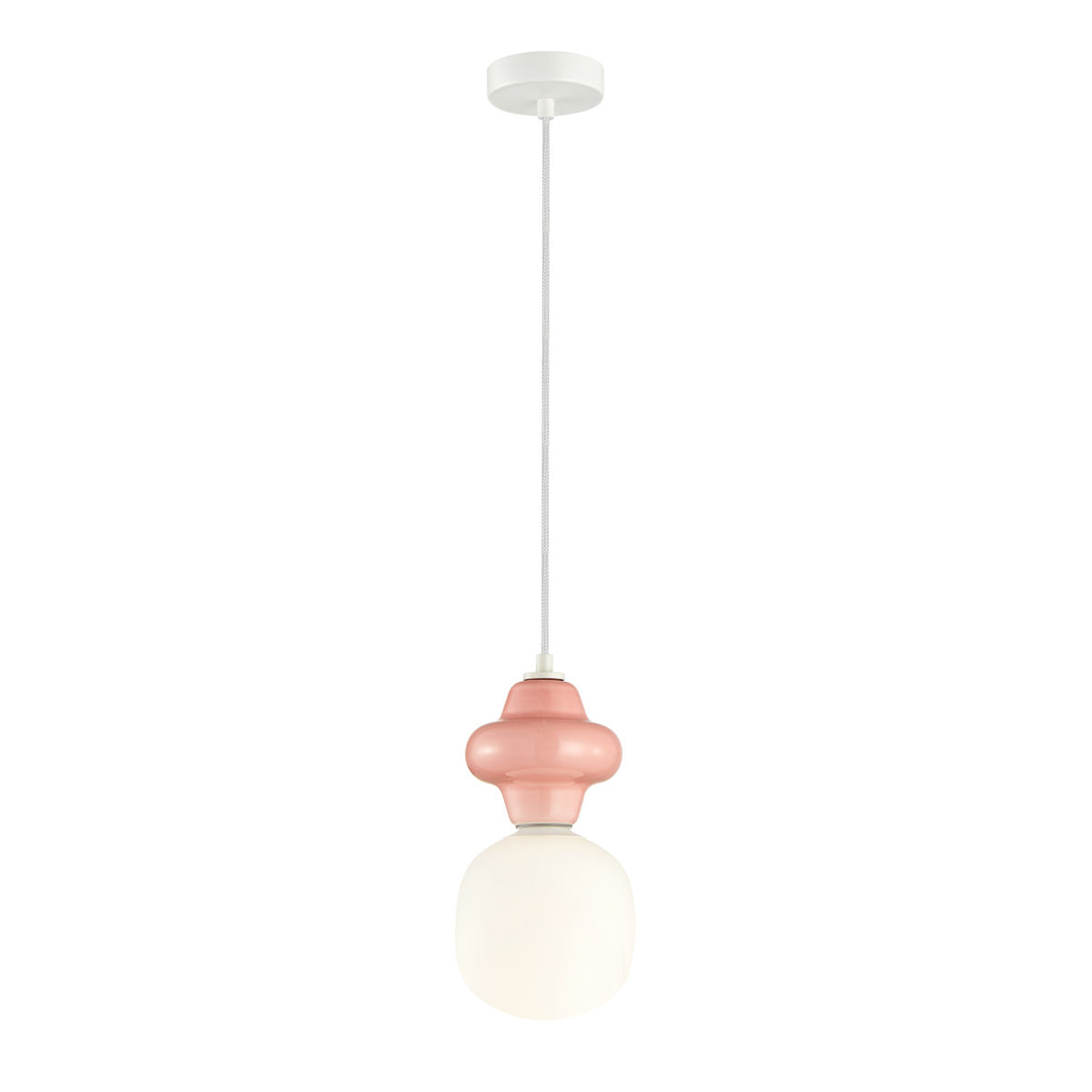 Lampa wisząca Latera D15 z różowym ceramicznym kloszem w kształcie kulistym i białą szklaną osłoną. Zawieszona na białym przewodzie, zamontowana na okrągłym, białym suficie. Przeznaczona na żarówkę E14.