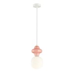Lampa wisząca Latera D15 z różowym ceramicznym kloszem w kształcie kulistym i białą szklaną osłoną. Zawieszona na białym przewodzie, zamontowana na okrągłym, białym suficie. Przeznaczona na żarówkę E14.