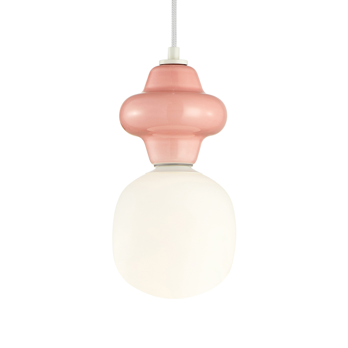 Lampa wisząca Latera D15 z różowym, zaokrąglonym kloszem i białym, matowym dnem. Ujęcie frontalne, zwisająca na białym przewodzie. Wymaga jednej żarówki E14. Idealna do nowoczesnych wnętrz.