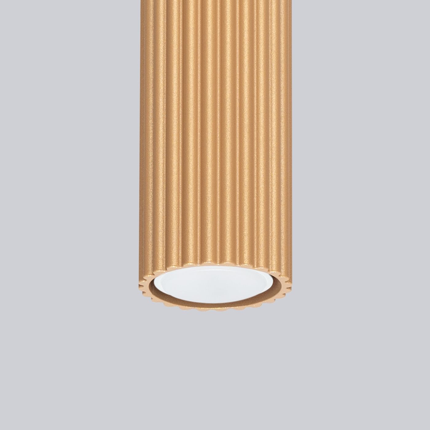 Lampa sufitowa Karbon 20 l z oprawą w kolorze złotym, o fakturze żłobionej, z jedną żarówką GU10. Produkt wiszący, z białą osłoną na dole. Tło szare, podkreślające elegancki design lampy.