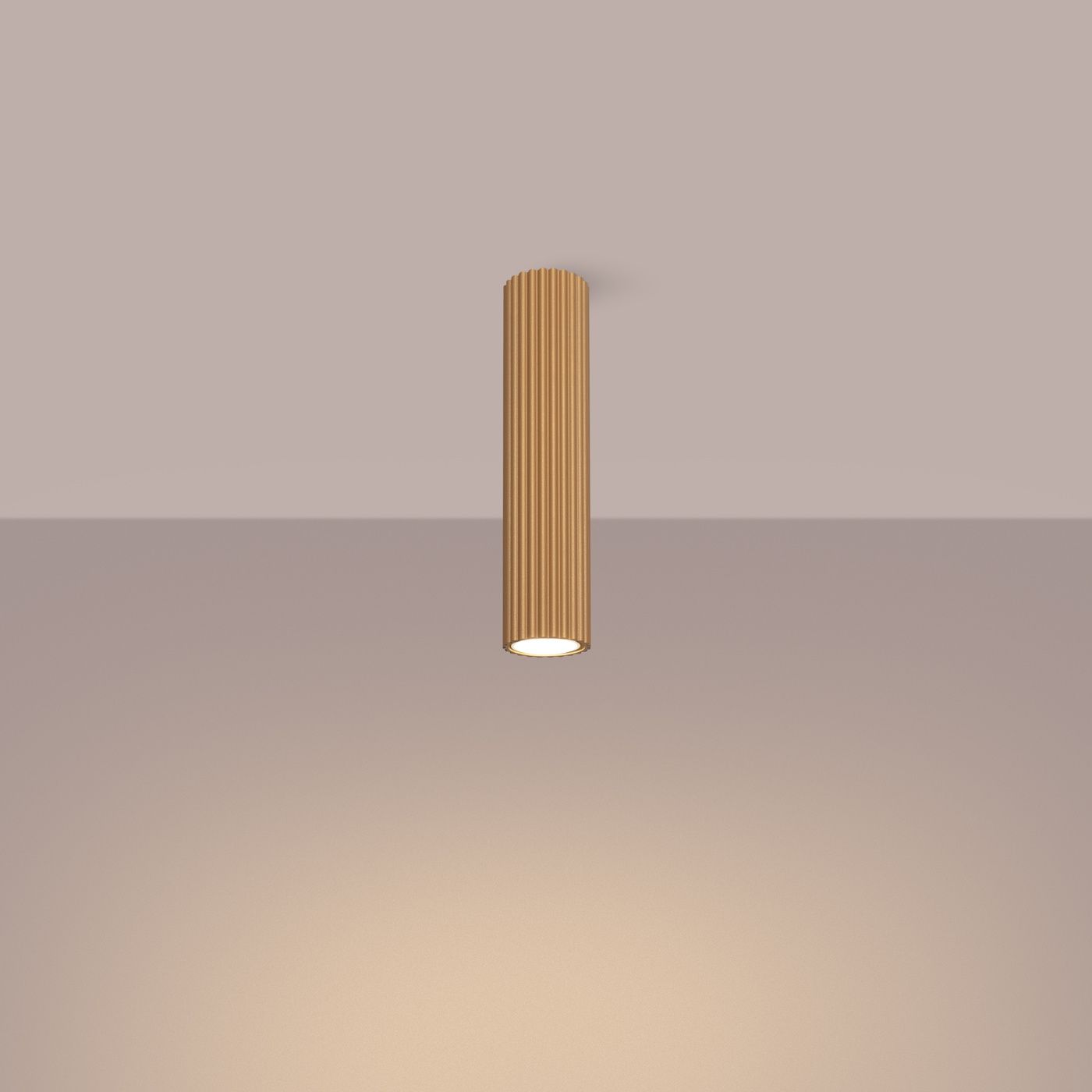 Lampa sufitowa Karbon 30 w kolorze złotym, o cylindrycznym kształcie z wyraźnym żłobieniem, zawieszona na jednolitym tle. Źródło światła GU10 umieszczone na dole lampy, skierowane w dół.