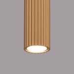 Lampa sufitowa Karbon 40 w kolorze złotym, z cylindrycznym kloszem o żłobieniach. Ujęcie z dołu, pokazujące źródło światła GU10. Prosta forma, podkreślająca fakturę. Tło w odcieniu szaro-beżowym.