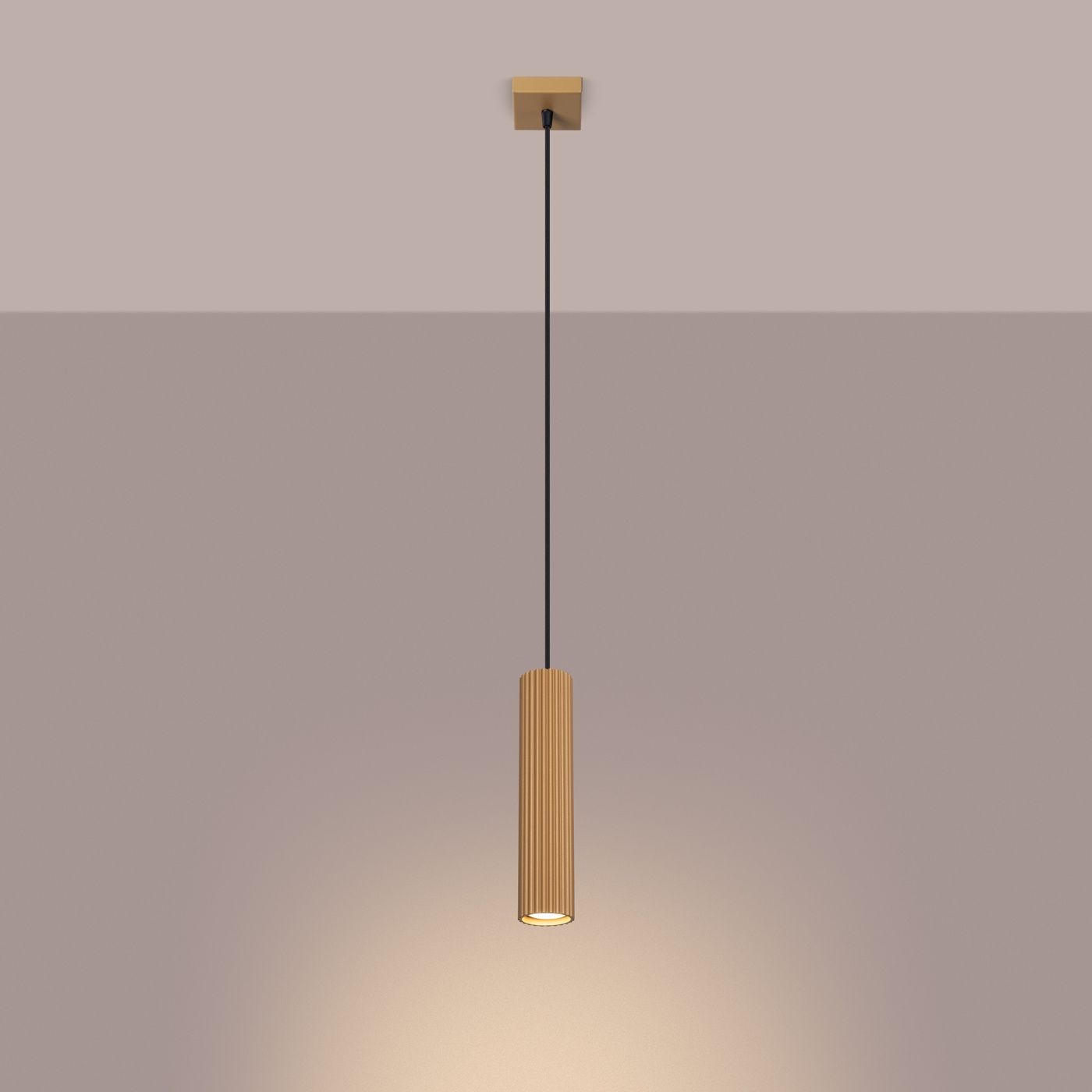 Lampa wisząca Karbon 1 lampa GU10 w kolorze złotym, cylindryczny kształt z pionowymi żłobieniami, zawieszona na czarnym przewodzie. W tle delikatne oświetlenie, neutralne tło.