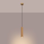 Lampa wisząca Karbon 1 lampa GU10 w kolorze złotym, cylindryczny kształt z pionowymi żłobieniami, zawieszona na czarnym przewodzie. W tle delikatne oświetlenie, neutralne tło.