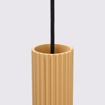 Lampa wisząca Karbon 1 z pojedynczym gniazdem GU10, wykonana w złotym kolorze. Posiada cylindryczny, żebrowany klosz oraz czarny przewód. Widok z góry, skupiający się na detalu klosza.