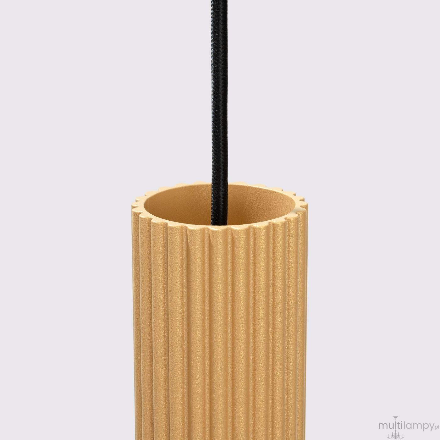 Lampa wisząca Karbon 2, kolor złoty, z dwoma gniazdami GU10. Posiada cylindryczny klosz z wyraźnym żłobieniem oraz czarny przewód. Ujęcie z góry, ukazujące detal klosza.