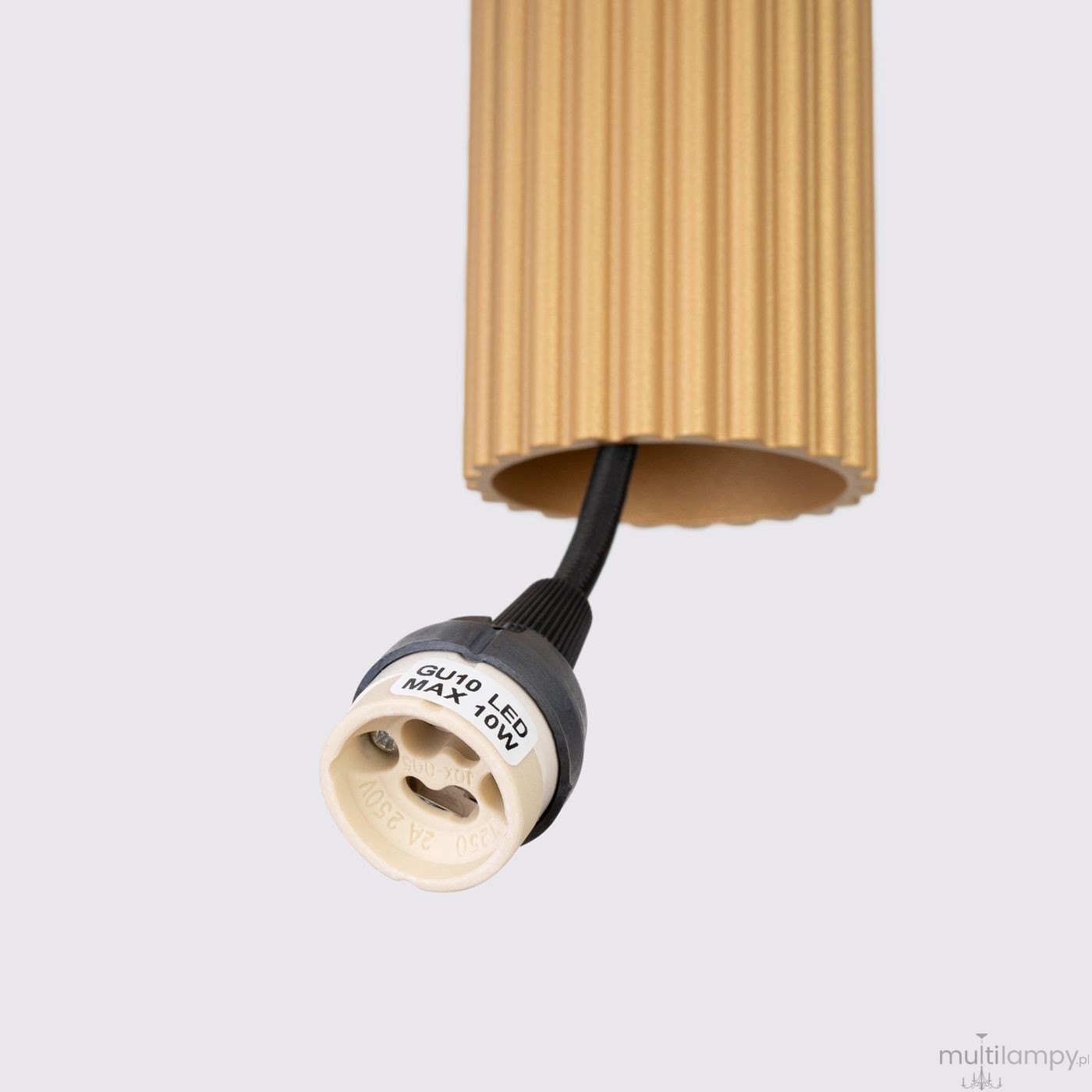 Lampa wisząca Karbon 2 z dwoma gniazdami GU10, w złotym kolorze z wypukłą teksturą. Widoczny kabel zasilający oraz gniazdo dla żarówki, które jest umieszczone w cylindrycznej, złotej osłonie. Tło jasne, neutralne.
