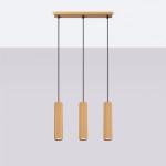Lampa wisząca Karbon 3, złota, z trzema cylindrycznymi kloszami o żebrowanej fakturze, zawieszona na czarnych linkach. Ujęcie frontalne, na tle jasnej ściany, podkreślające nowoczesny design i elegancki styl.