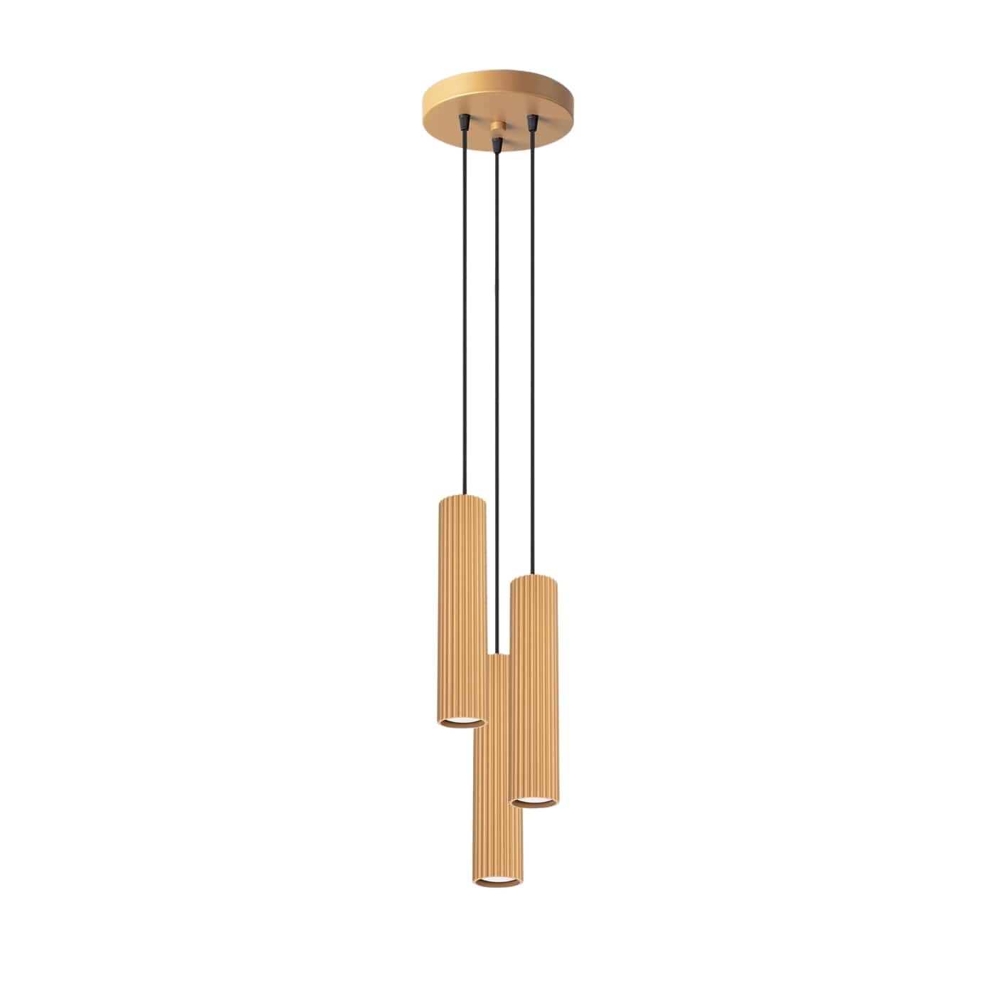 Lampa wisząca Karbon 3P w kolorze złotym z trzema cylindrycznymi kloszami w poziomej linii, zawieszona na czarnych przewodach. Klosze mają żłobioną fakturę, montowane na okrągłej podstawie sufitowej. Idealna do nowoczesnych wnętrz.