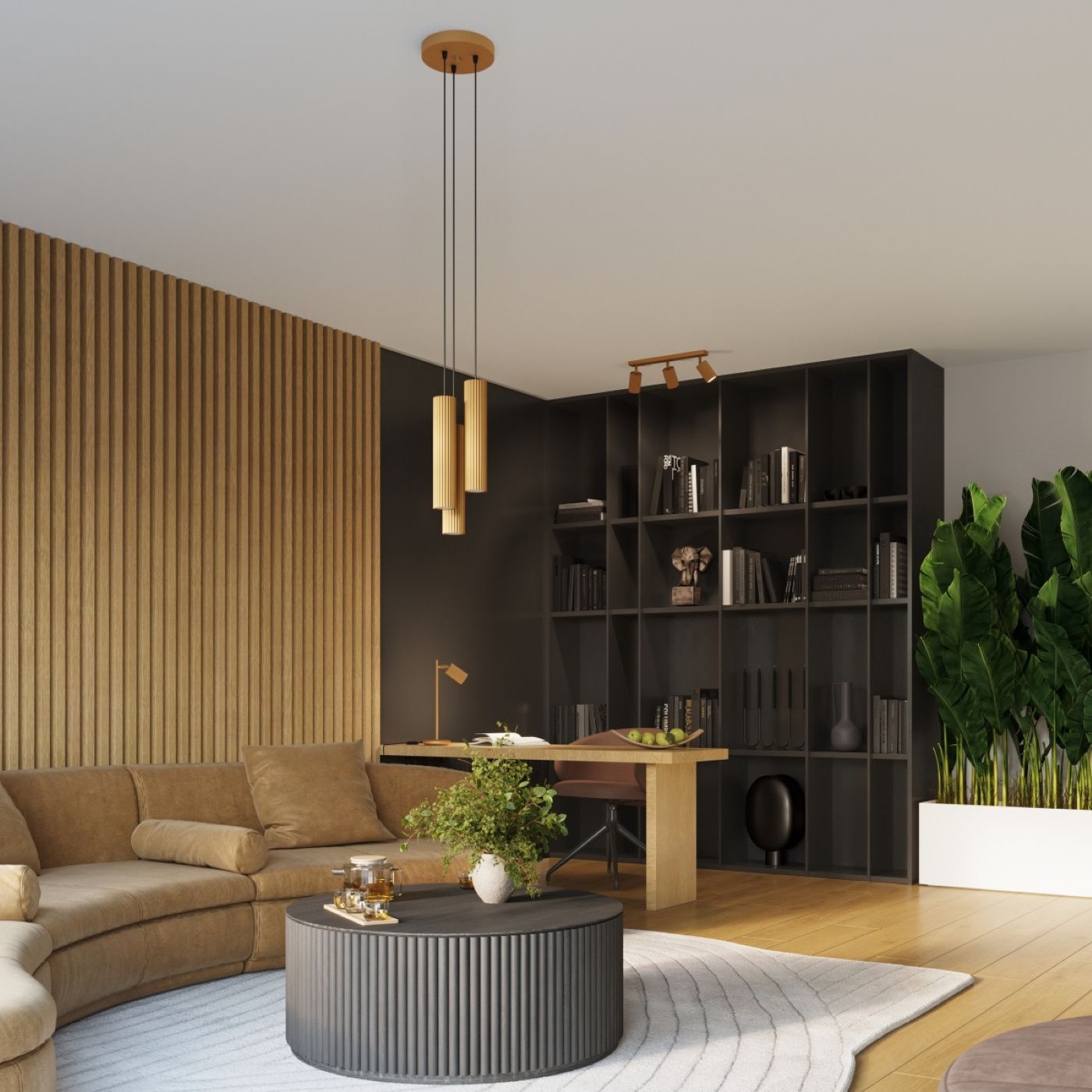 Lampa wisząca Karbon 3P z trzema źródłami światła GU10 w kolorze złotym, zawieszona na cienkich linkach, w nowoczesnym wnętrzu z regałem i roślinnością, na tle jasnej ściany z drewnianymi panelami.