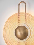 Kinkiet Bermudez 1xLED 8W w złotym wykończeniu, z okrągłym kloszem w odcieniach złota i bieli, z widocznym centralnym elementem w kolorze złotym. Lampa zamontowana na ścianie, z dekoracyjnym uchwytem.