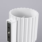 Kinkiet Aura 1xG9 w kolorze białym, z fakturą ożebrowania na cylindrycznym korpusie. Widoczny metalowy element montażowy z otworami do mocowania. Produkt przedstawiony z bliska, ukazujący detale i kształt.