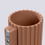 Kinkiet Aura 1xG9 w kolorze mocca, z okrągłą podstawą o teksturze z rowkami. Ujęcie z bliska, pokazujące wnętrze lampy oraz metalowy element montażowy z otworami. Wykonany z matowego materiału, idealny do nowoczesnych wnętrz.