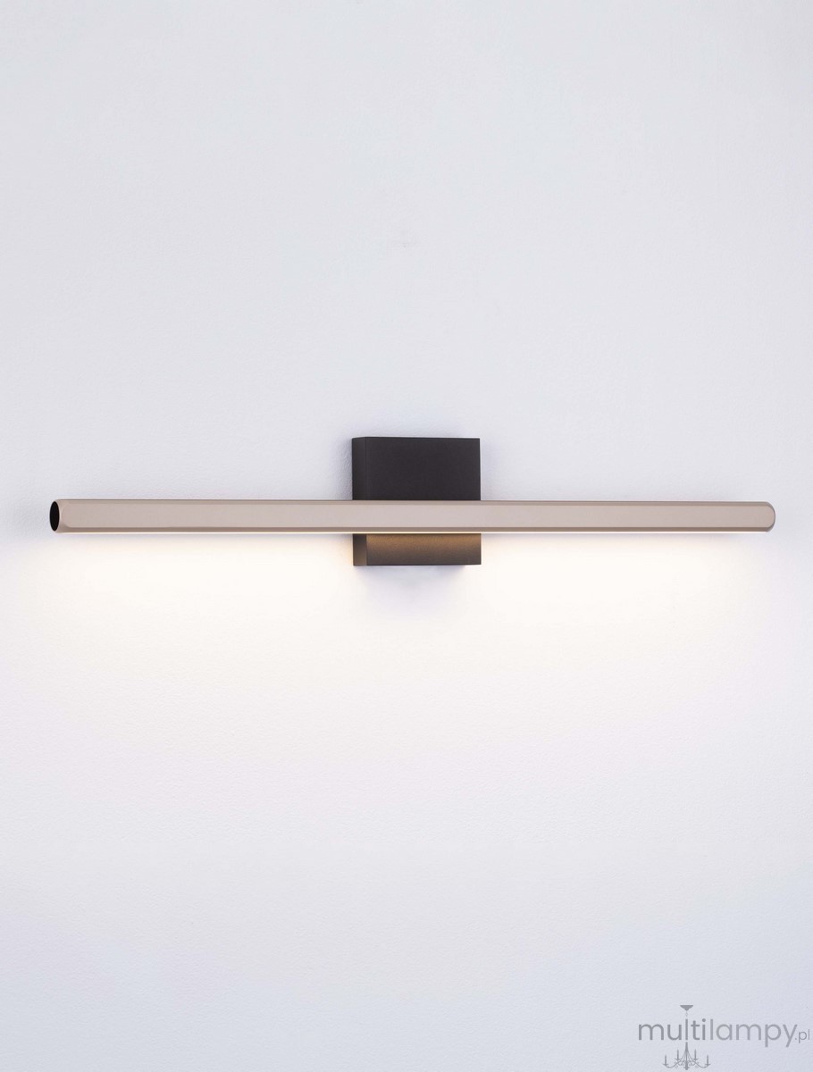 Kinkiet Calaca 1xLED 8W w kolorze czarnym, zamontowany na ścianie. Posiada prostą, metalową obudowę z poziomą lampą LED, emitującą ciepłe światło. Minimalistyczny design idealny do nowoczesnych wnętrz.