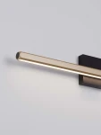 Kinkiet Calaca w kolorze czarnym z metalowym, prostokątnym uchwytem. Wyposażony w diodę LED 8W, prezentuje minimalistyczny design. Lampa zamontowana na ścianie, emitująca ciepłe światło, idealna do nowoczesnych wnętrz.