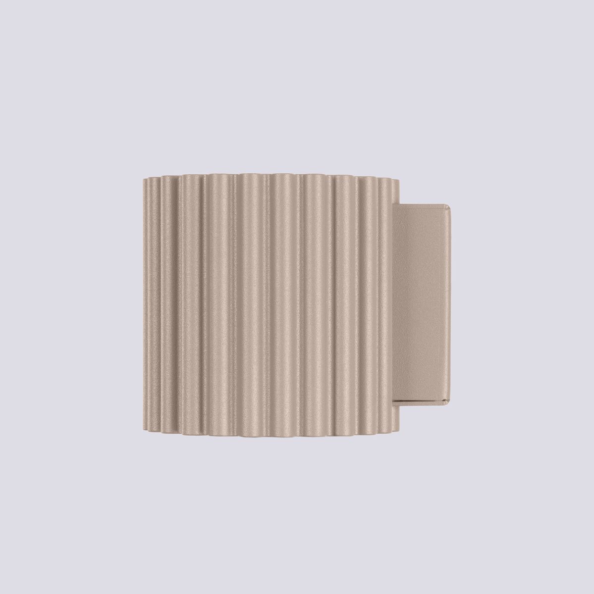 Kinkiet Aura 1xG9 w kolorze taupe, o teksturowanej, falistej powierzchni. Produkt widoczny z przodu, z zamontowaną podstawą. Idealny do nowoczesnych wnętrz, oferujący subtelne oświetlenie. Prosty i elegancki design.