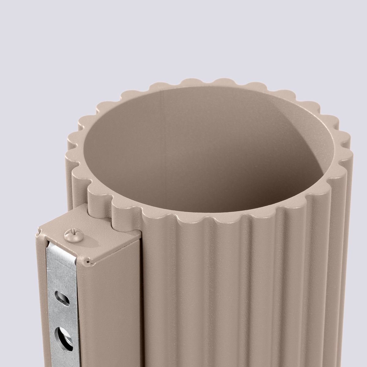 Kinkiet Aura 1xG9 w kolorze taupe, z cylindrycznym kloszem o teksturowanej powierzchni z falistym brzegiem. Widoczny metalowy element montażowy z otworami do mocowania. Produkt ukazany z bliska, na jednolitym tle.