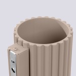 Kinkiet Aura 1xG9 w kolorze taupe, z cylindrycznym kloszem o teksturowanej powierzchni z falistym brzegiem. Widoczny metalowy element montażowy z otworami do mocowania. Produkt ukazany z bliska, na jednolitym tle.