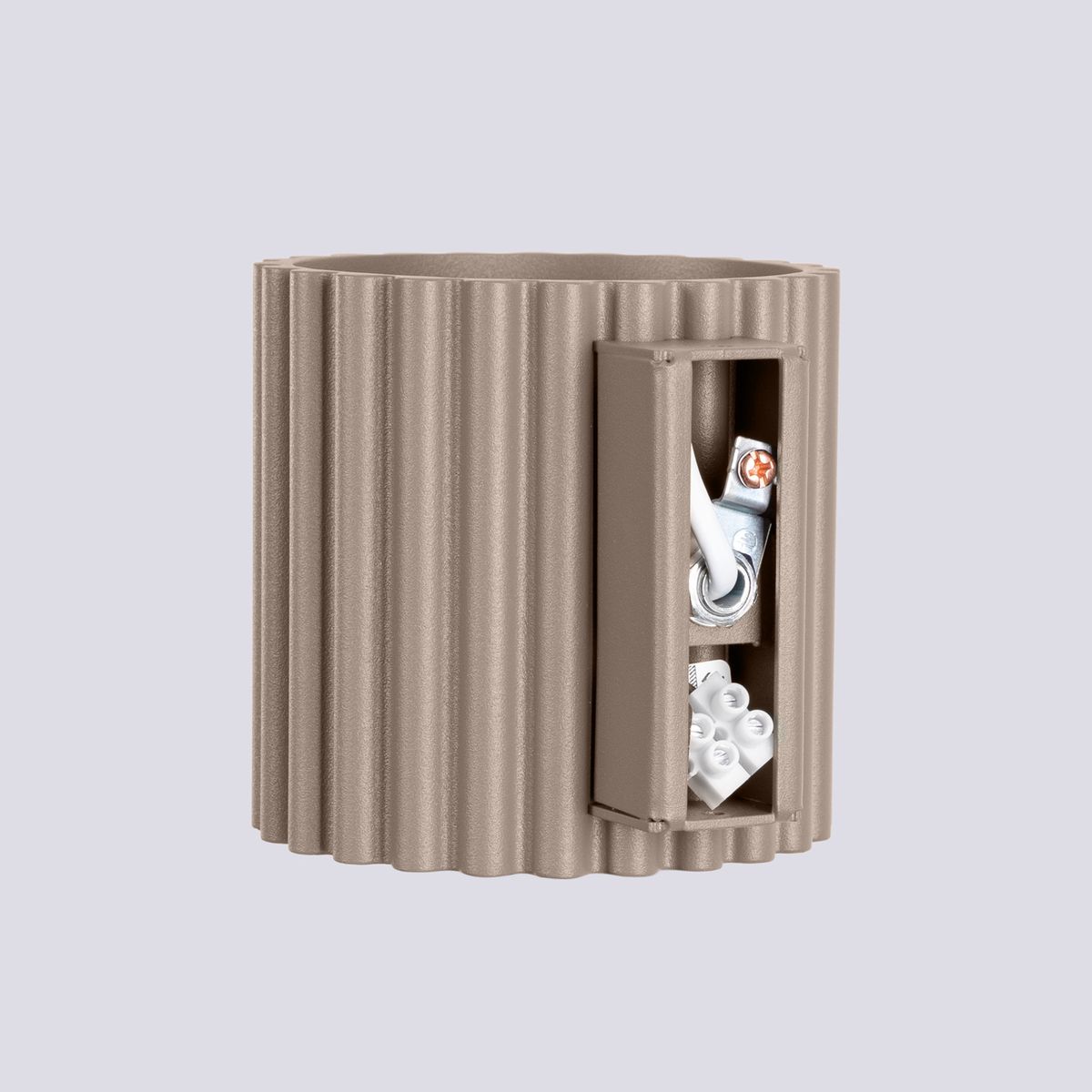 Kinkiet Aura w kolorze taupe, o cylindrycznym kształcie z pionowymi żłobieniami. Widoczna komora z gniazdem na żarówkę G9 oraz przewodami elektrycznymi. Ujęcie z boku, ukazujące detale konstrukcji. Tło w jasnym odcieniu.