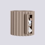 Kinkiet Aura w kolorze taupe, o cylindrycznym kształcie z pionowymi żłobieniami. Widoczna komora z gniazdem na żarówkę G9 oraz przewodami elektrycznymi. Ujęcie z boku, ukazujące detale konstrukcji. Tło w jasnym odcieniu.