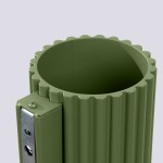 Kinkiet Aura 1xG9 w kolorze zielonej oliwki, z teksturowanym, falistym wykończeniem. Widok z góry, ukazujący okrągłą, otwartą lampę i metalowy element mocujący z otworami. Idealny do nowoczesnych aranżacji wnętrz.