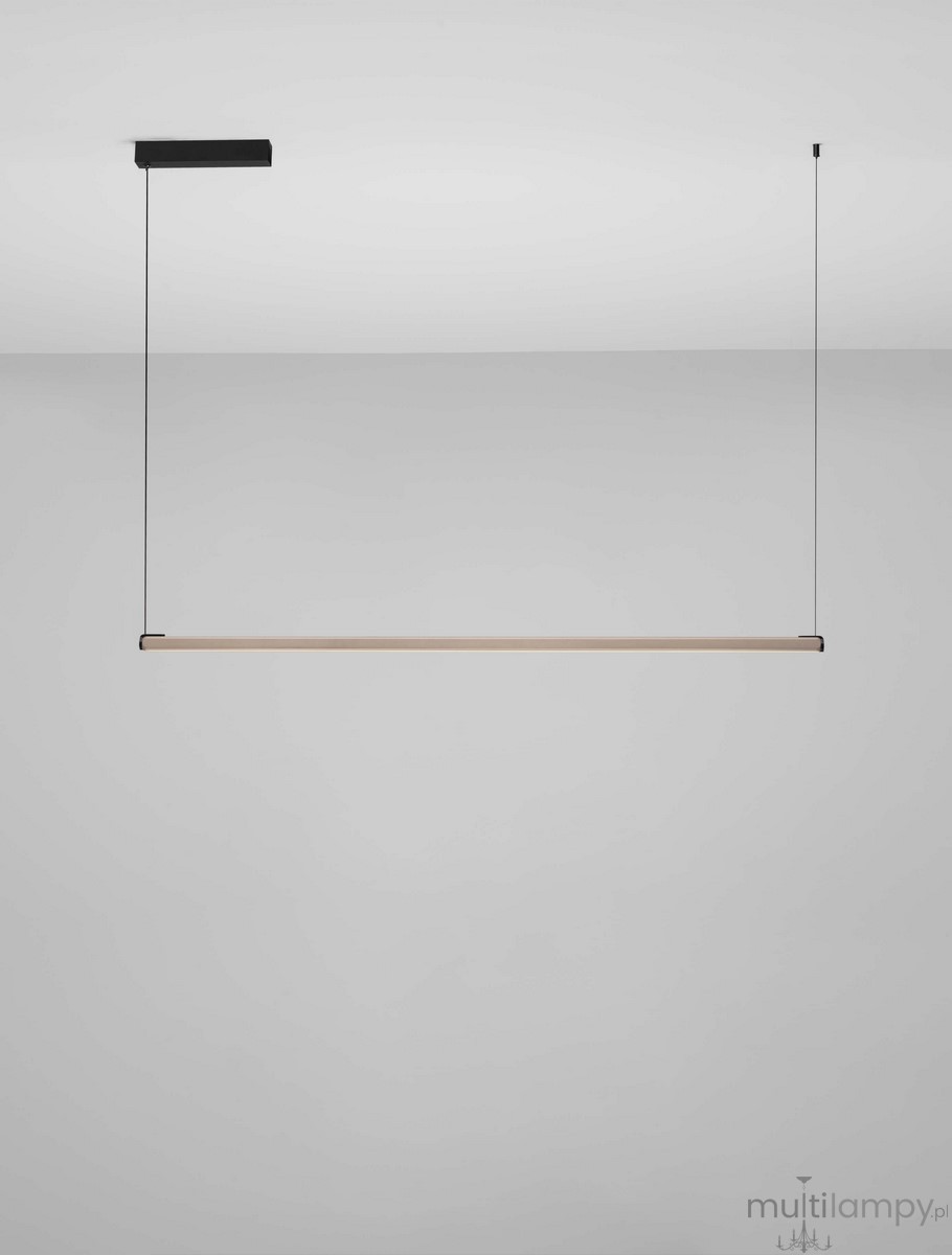 Lampa wisząca Calaca 1xLED 28W w kolorze czarnym, z minimalistycznym, prostokątnym kloszem i cienkim przewodem. Zawieszona na stropie, idealna do nowoczesnych wnętrz. Tło jasne, jednolite.