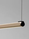 Lampa wisząca Calaca w kolorze czarnym i kawowym, z jedną diodą LED 28W. Prosty, prostokątny kształt z metalowym wykończeniem, zawieszona na cienkim kablu. Widoczny detal mocowania w kolorze czarnym.