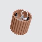 Lampa sufitowa Aura 1xGU10 w kolorze mocca, z okrągłym kloszem o teksturowanej powierzchni. Widoczny element mocujący oraz przewody elektryczne wewnątrz. Ujęcie z góry, ukazujące szczegóły konstrukcji.