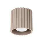 Lampa sufitowa Aura 1xGU10 w kolorze taupe, o cylindrycznym kształcie z rowkowaną teksturą. Ujęcie frontalne, produkt zamontowany na suficie, z widoczną oprawą świetlną wewnątrz.