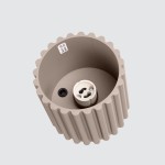 Lampa sufitowa Aura w kolorze taupe, z widocznym gniazdem na żarówkę GU10. Wnętrze lampy ma teksturowaną, falistą strukturę. Ujęcie z góry, pokazujące wnętrze i detale konstrukcyjne.