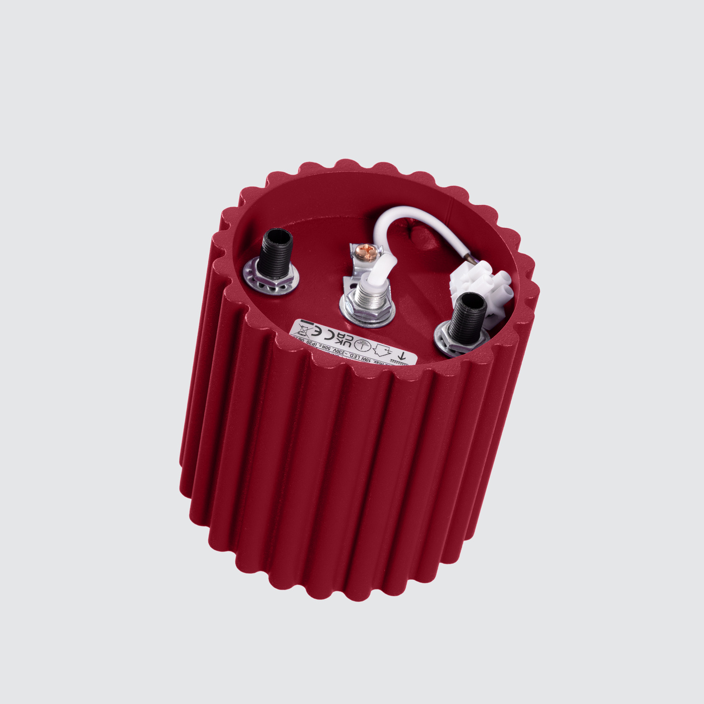 Lampa sufitowa Aura w kolorze burgundowym z oprawą o falistej fakturze. Widok z góry, ukazujący miejsce na żarówkę GU10 oraz elementy montażowe. Dwa gwinty do podłączenia przewodów elektrycznych.