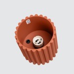 Lampa sufitowa Aura w kolorze ochra czerwona z oprawą o kształcie cylindrycznym, z wyraźnymi, żłobionymi brzegami. Widoczny gwint GU10 oraz otwór do montażu. Wnętrze gładkie, na jasnym tle.