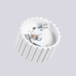 Lampa sufitowa Aura 1xGX53 w kolorze białym, o okrągłej, żłobkowanej obudowie. Widoczna wewnętrzna część z miejscem na żarówkę, przewodami oraz złączami elektrycznymi. Ujęcie z góry, na jednolitym tle.