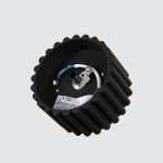 Czarna lampa sufitowa Aura z oprawą na jedną żarówkę GX53. Produkt ma okrągły kształt z falistym brzegiem. Widoczne są kolorowe przewody oraz elementy montażowe wewnątrz. Ujęcie z góry pokazuje detale konstrukcji.