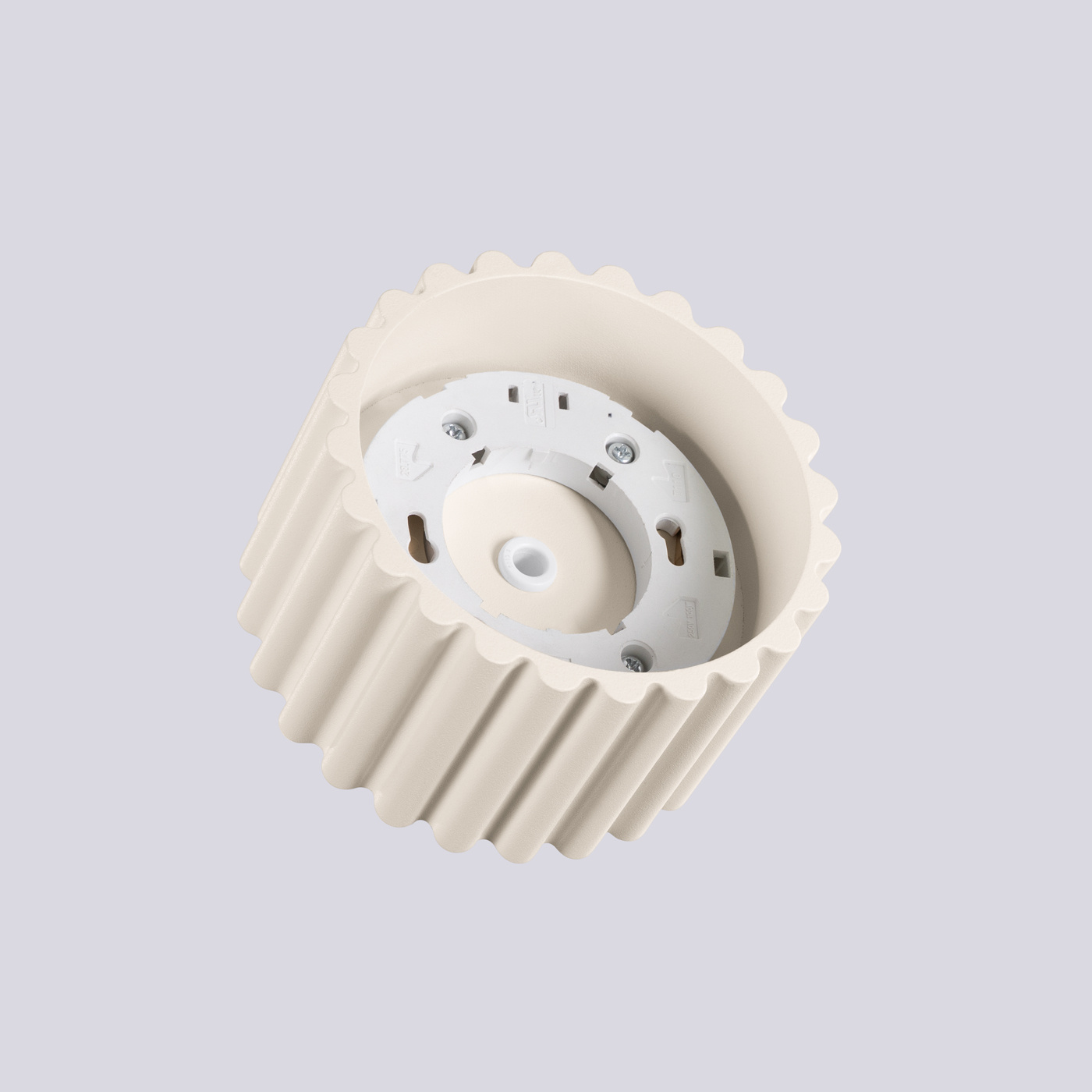 Beżowa lampa sufitowa Aura SL.1792 z oprawą GX53, o strukturalnej, falistej teksturze. Widok z góry, pokazujący gniazdo na żarówkę i montażowe otwory. Prosta konstrukcja, idealna do nowoczesnych wnętrz.