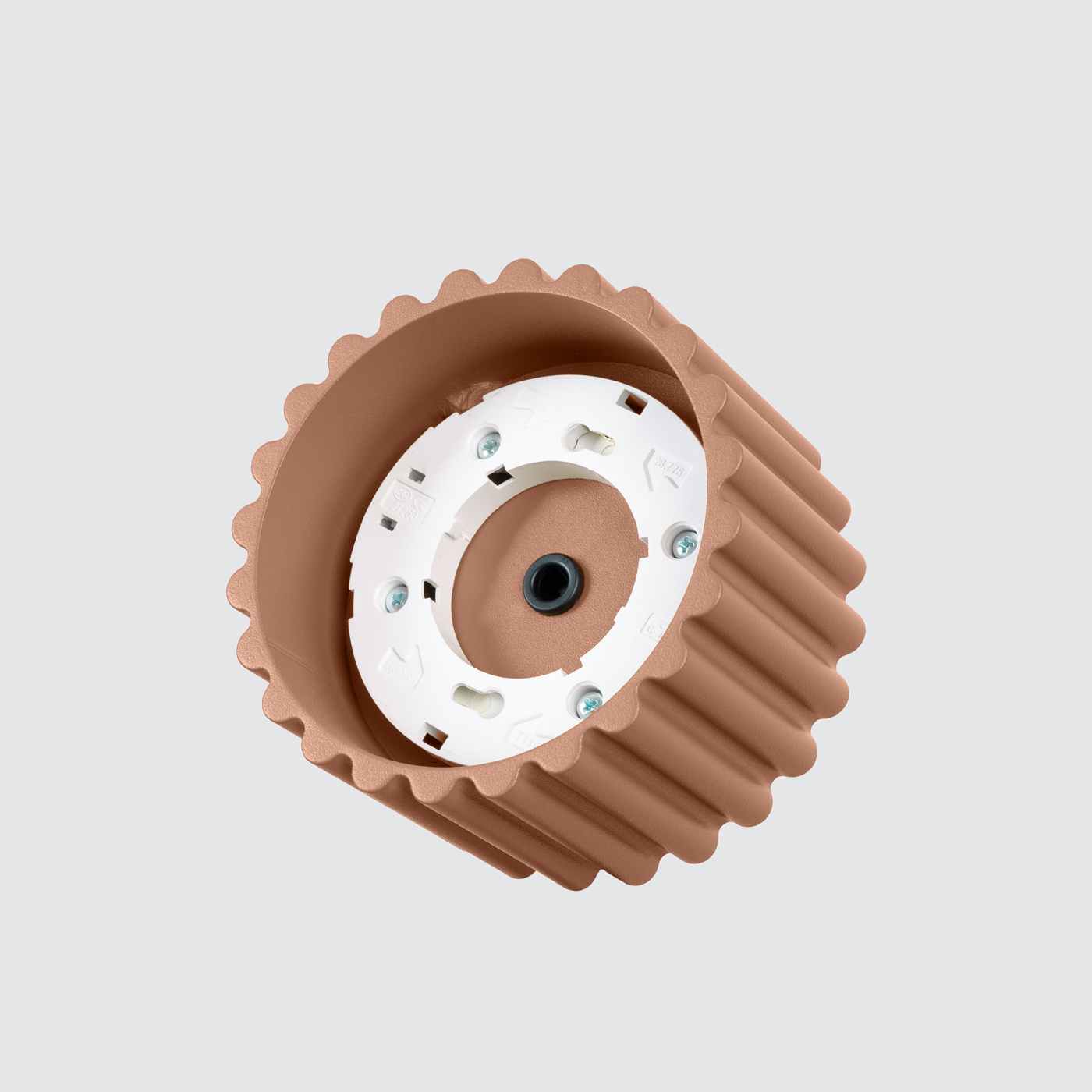 Lampa sufitowa Aura w kolorze mocca, z cylindrycznym kształtem, z wyraźnym, teksturowanym wykończeniem. Widoczny gwint GX53 oraz biała podstawka z mocowaniem. Ujęcie z boku, na jednolitym tle.