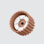 Lampa sufitowa Aura w kolorze mocca, z cylindrycznym kształtem, z wyraźnym, teksturowanym wykończeniem. Widoczny gwint GX53 oraz biała podstawka z mocowaniem. Ujęcie z boku, na jednolitym tle.