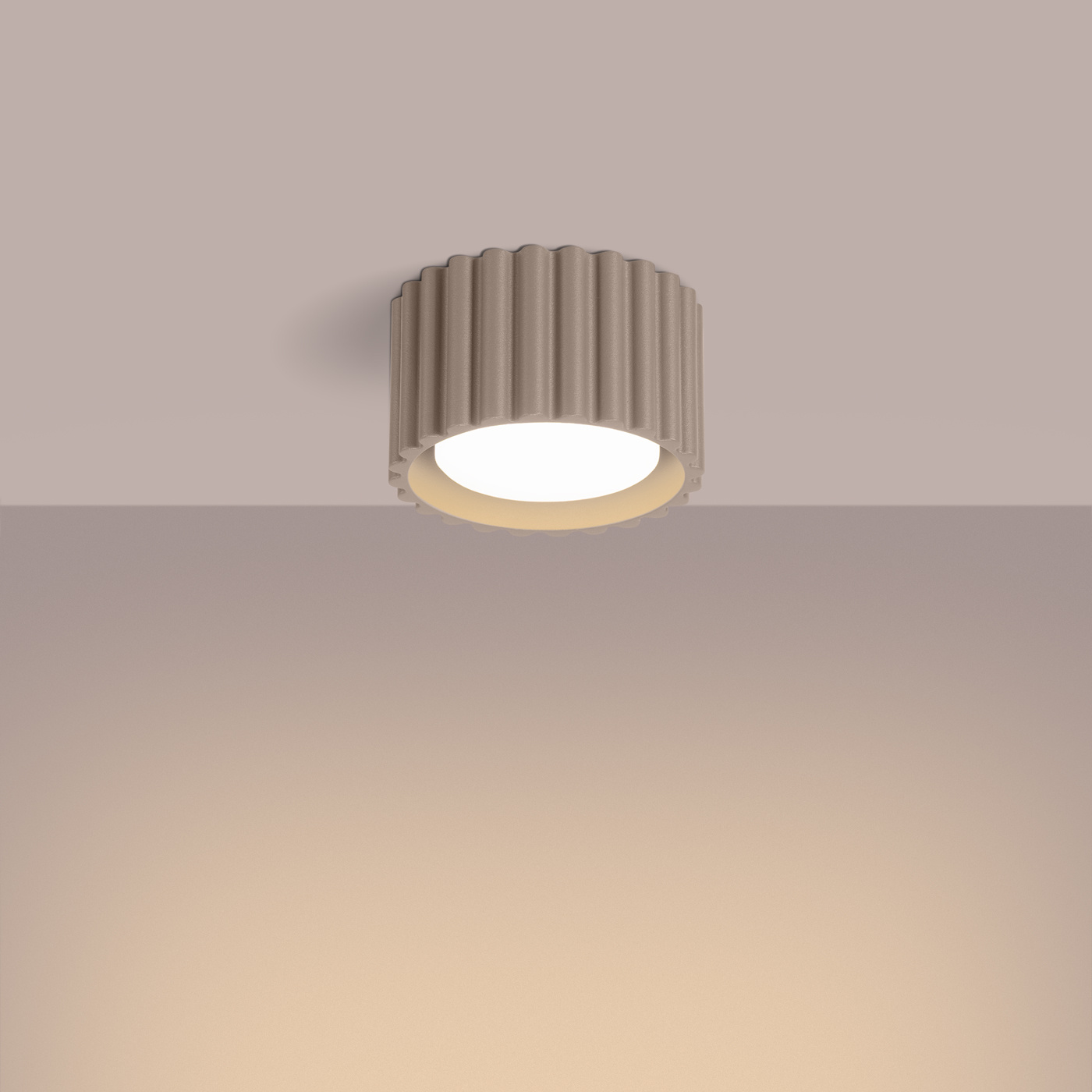 Lampa sufitowa Aura w kolorze taupe, z oprawą o fakturze żeberkowej, zamontowana na suficie. Źródło światła GX53 w centralnej części, na jednolitym tle.