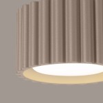 Lampa sufitowa Aura w kolorze taupe z jedną oprawą GX53. Klasyczny, okrągły kształt z fakturowanym, falistym wykończeniem, widoczny biały klosz wewnętrzny. Montowana na suficie, w zbliżeniu na detale struktury.